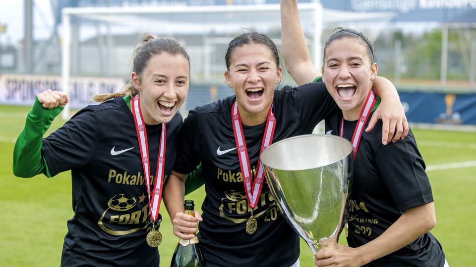 Clare, Angie and Indi with the Danish Women's Cup Clare, Angie and Indi with the Danish Women's Cup