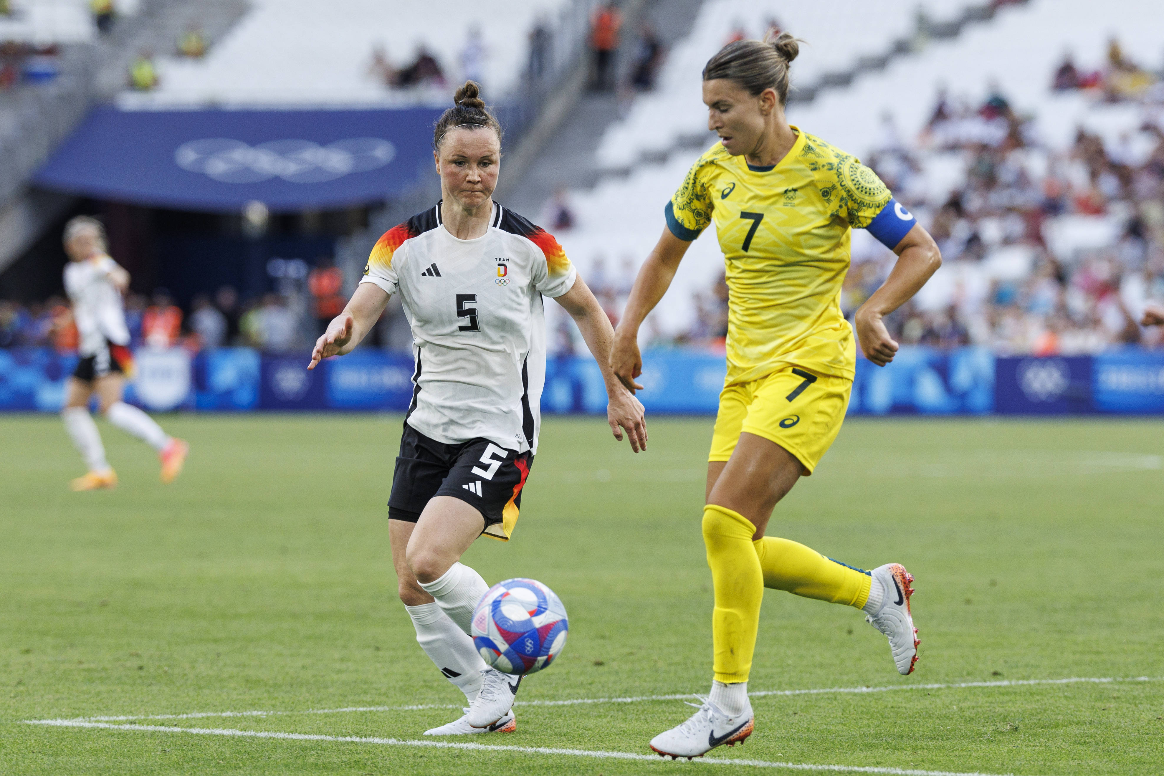 aris, Olympic Games Paris 2024, 25 07 2024, Football, Women, Germany vs Australia, in Marseille, at the Stade Velodrome, f l Marina Hegering Germany, 5 , Steph Catley Australia, 7 , duel, action, fight, fights for the ball, Copyright: HMBxMedia StephaniexWunderl