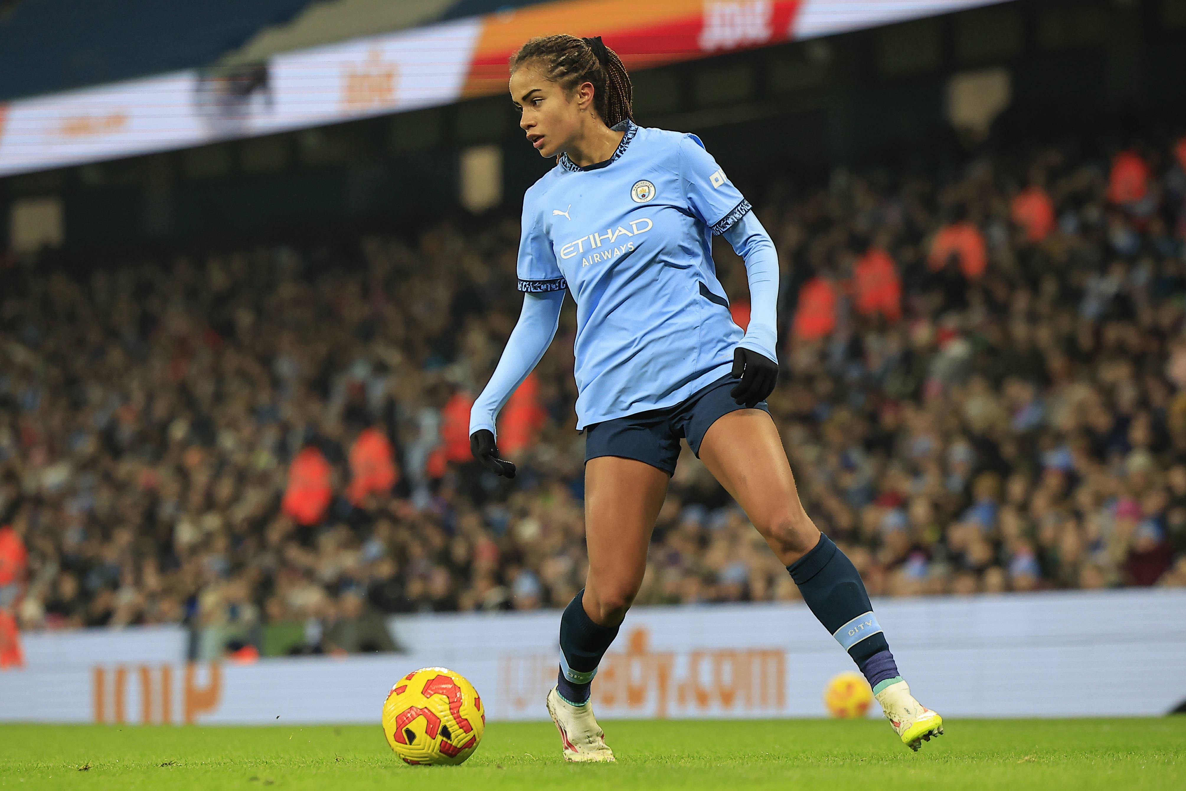 Mary Fowler (8) of Manchester City controls the ball during the Women s Super League match between Manchester City Women and Manchester United Women at the Etihad Stadium, Manchester, England on 19 January 2025. Manchester Etihad Stadium Manchester England Editorial use only DataCo restrictions apply See www.football-dataco.com , Copyright: xConorxMolloyx PSI-21272-0075