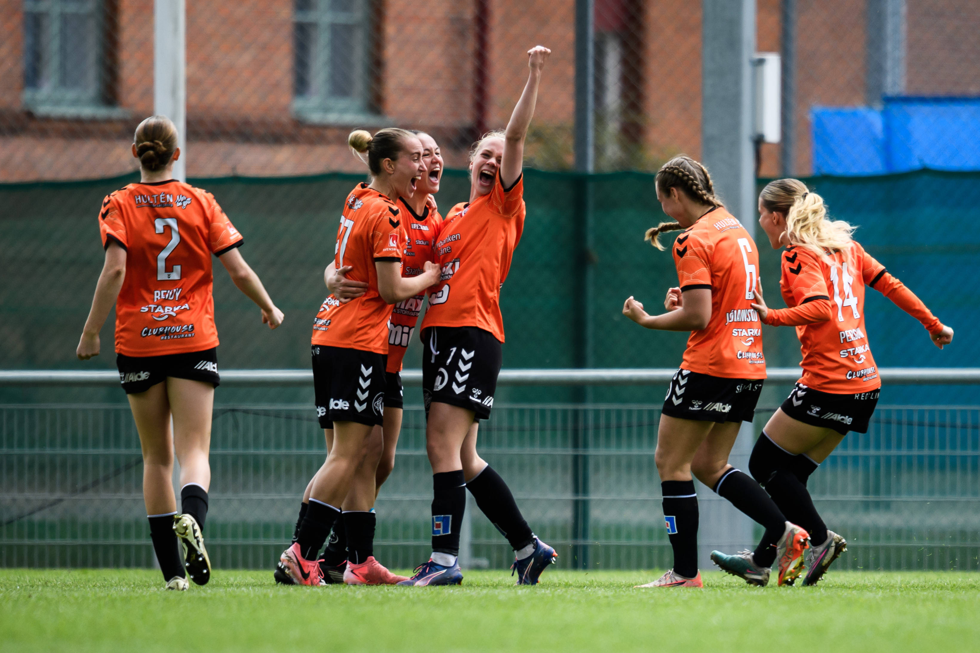 Amy Sayer celebrates after scoring during the match between Kristianstad and Hammarby. (Photo: IMAGO / Bildbyran)