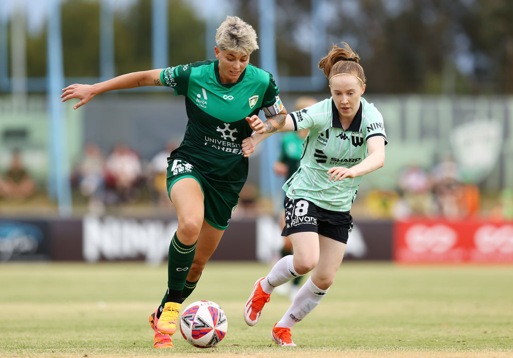 CANBERRA, AUSTRALIA - JANUARY 11: Michelle Heyman of Canberra United in action during the round 11 A-League Women's match between Canberra United and Western United at McKellar Park, on January 11, 2025, in Canberra, Australia. (Photo by Mark Nolan/Getty Images)