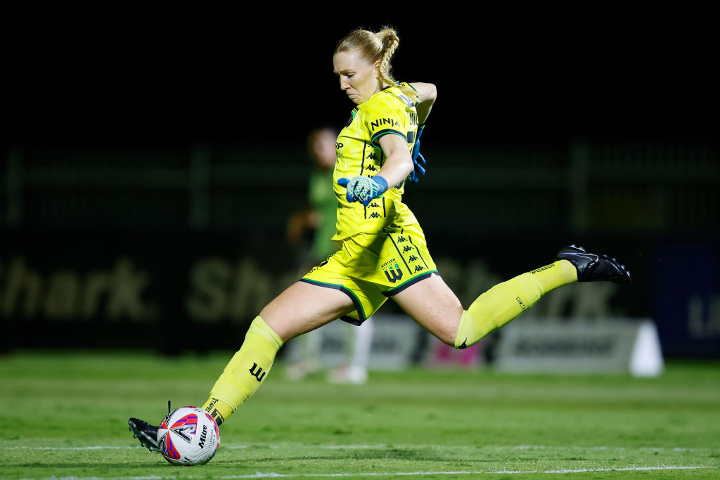 PERTH, AUSTRALIA - MARCH 07: Chloe Belle Lincoln of United takes a goal kick during the round 18 A-League Women's match between Perth Glory and Western United at Sam Kerr Football Centre, on March 07, 2025, in Perth, Australia. (Photo by James Worsfold/Getty Images)