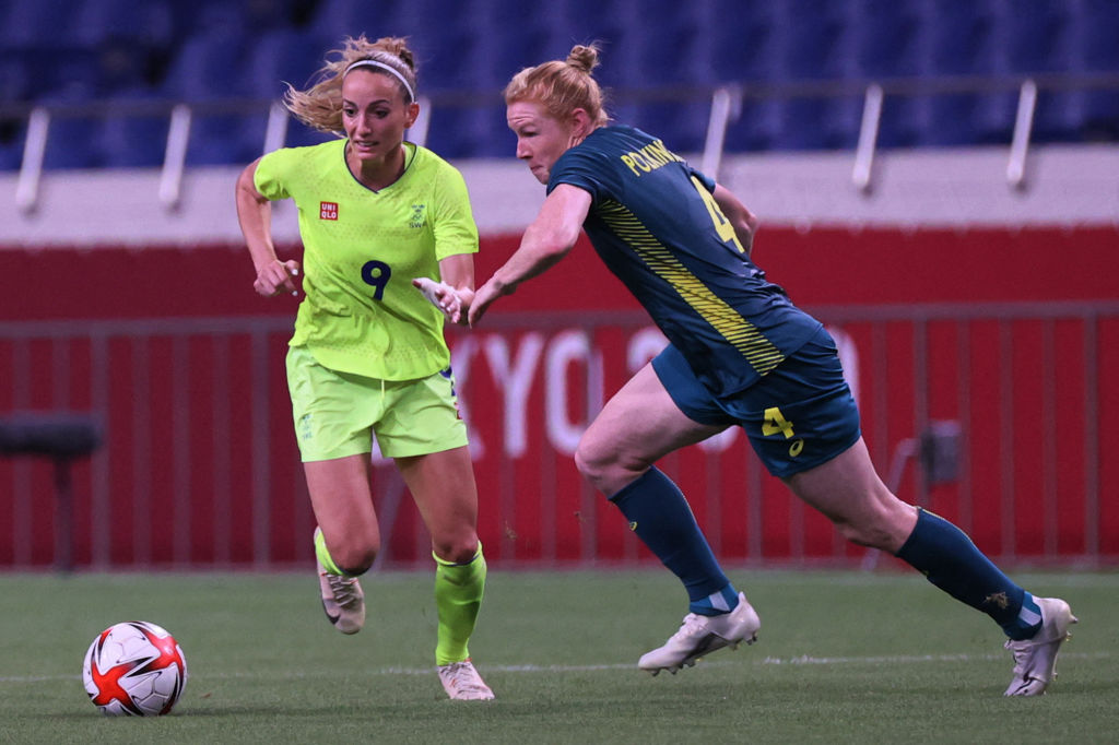 Clare Polkinghorne and Kosovare Asllani fight for the ball 
