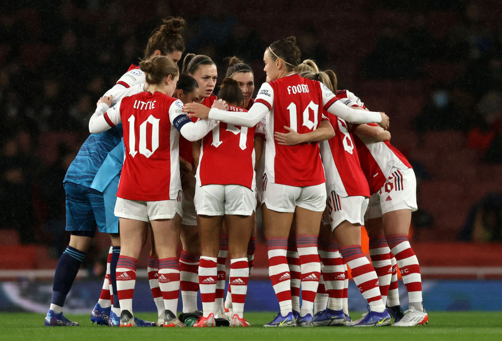 Arsenal form a huddle during the UEFA Women's Champions League group C match between Arsenal WFC and FC Barcelona at Emirates Stadium (Photo: GettyImages)