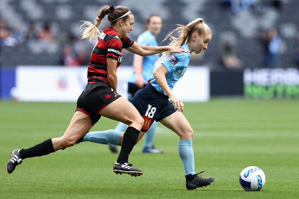 Taylor Ray of Sydney FC dribbles the ball during the round two A-League Womens match between Western Sydney Wanderers and Sydney FC at CommBank Stadium, on December 11, 2021, in Sydney, Australia. (Photo by Cameron Spencer/Getty Images)