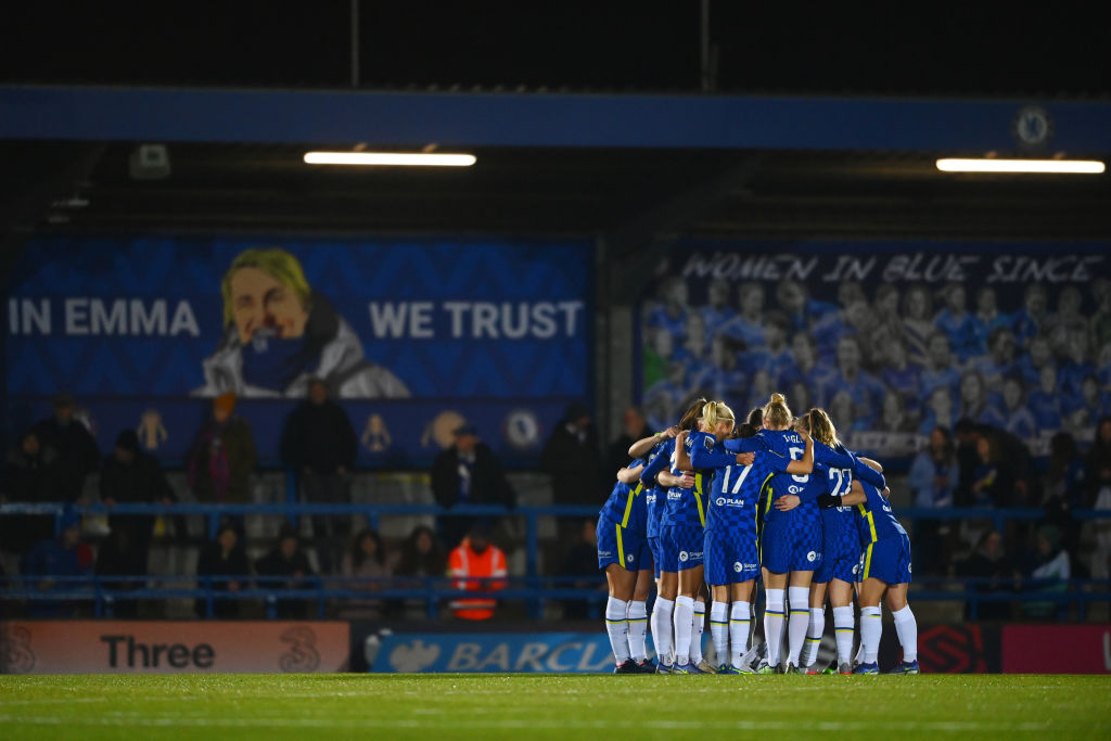 Players of Chelsea huddle prior to the Barclays FA Women's Super League match between Chelsea Women and West Ham United Women at Kingsmeadow on January 26, 2022 in Kingston upon Thames, England. (Photo by Alex Davidson/Getty Images)