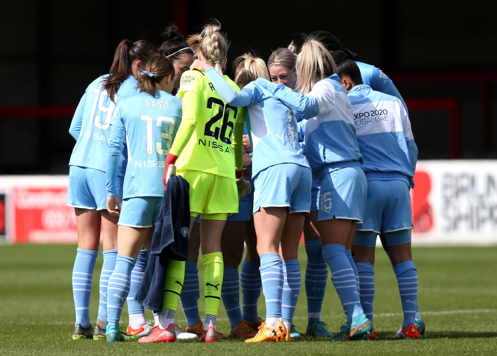 Players of Manchester City Women huddle prior to the Barclays FA Women's Super League match between West Ham United Women and Manchester City Women at Chigwell Construction Stadium on April 02, 2022 in Dagenham, England. (Photo by Henry Browne - The FA/The FA via Getty Images,)