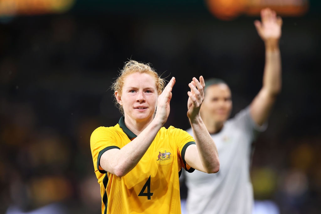 Clare Polkinghorne van de Matildas bedankt het publiek na de Women's International Friendly match tussen de Australia Matildas en Brazilië in CommBank Stadium op 23 oktober 2021 in Sydney, Australië.  (Foto door Mark Kolbe/Getty Images)