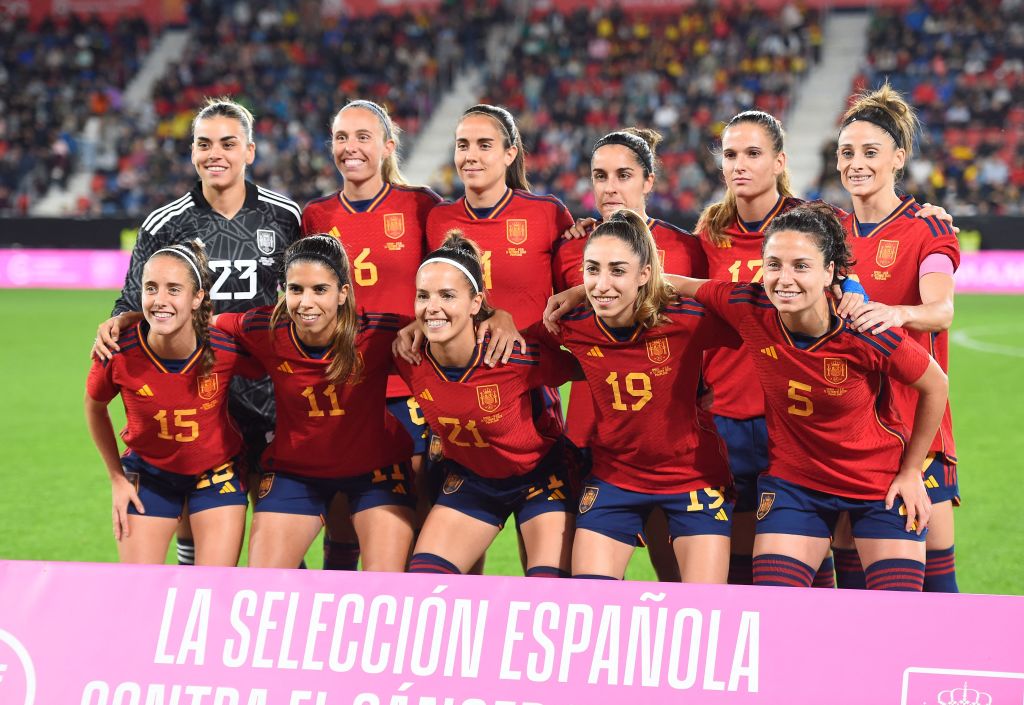 Spain poses for a group picture before the start of the women's international friendly football match between Spain and the USA at El Sadar stadium in Pamplona on October 11, 2022. (Photo by ANDER GILLENEA / AFP) (Photo by ANDER GILLENEA/AFP via Getty Images)