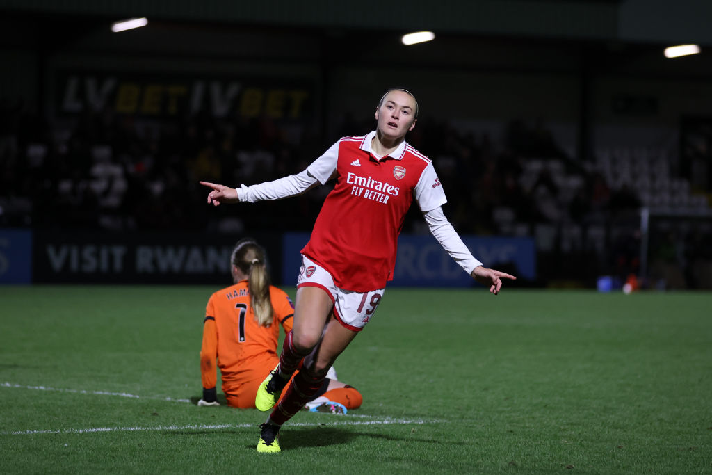 Caitlin Foord fra Arsenal feirer etter å ha scoret lagets tredje mål under kvartfinalekampen mellom Arsenal og Aston Villa i FA Women's Continental Tyres League Cup på Meadow Park 26. januar 2023 i Borehamwood, England. (Foto av Catherine Ivill/Getty Images)