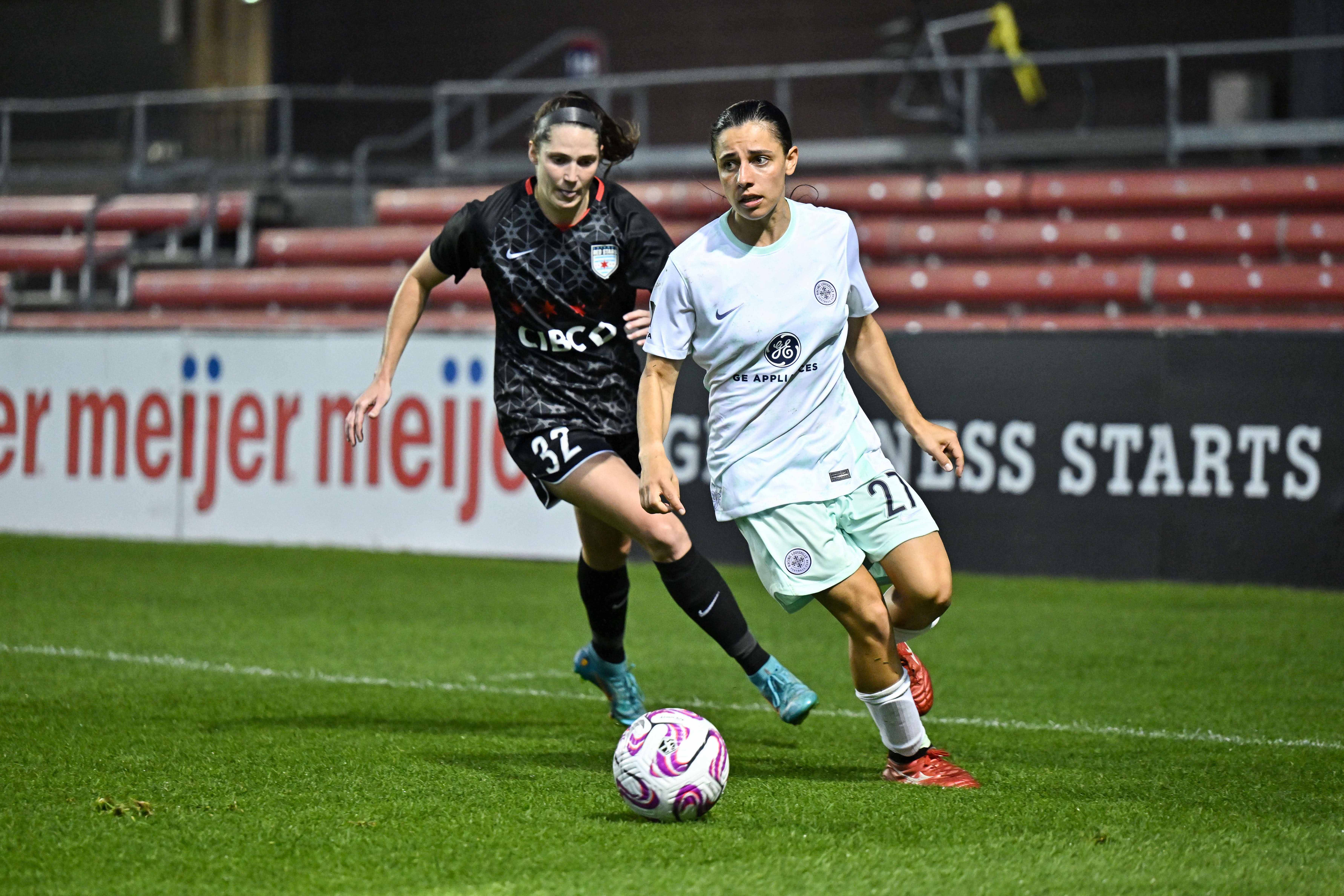 Racing Louisville FC midtbanespiller Alex Chidiac (27) kontrollerer ballen mot Chicago Red Stars midtbanespiller Taylor Malham (32) under andre omgang på SeatGeek Stadium.