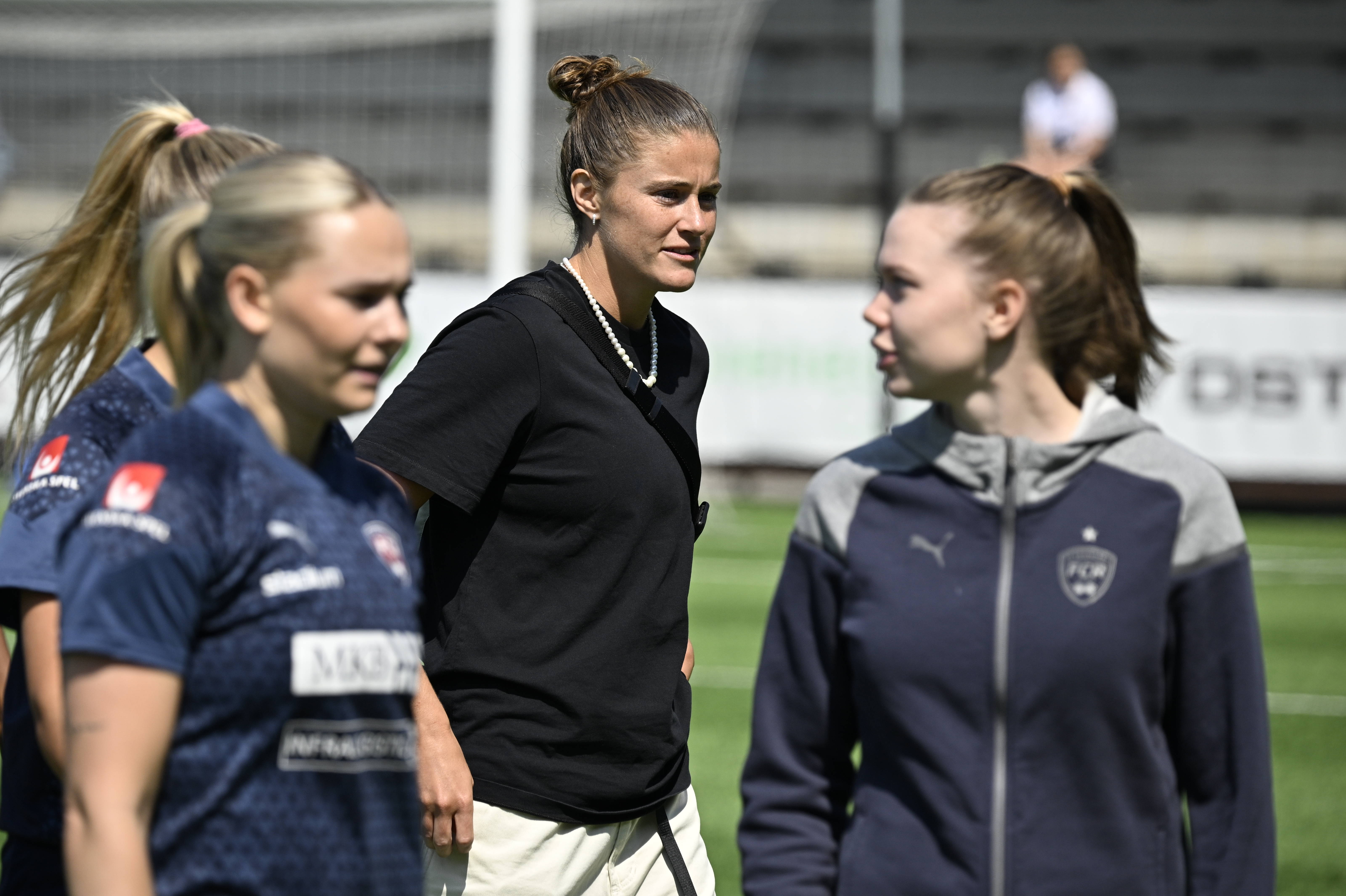Rosengards skadde målvakt Teagan Micah før søndagens Womensvenskan fotballkamp mellom FC Rosengard og Växjö DFF