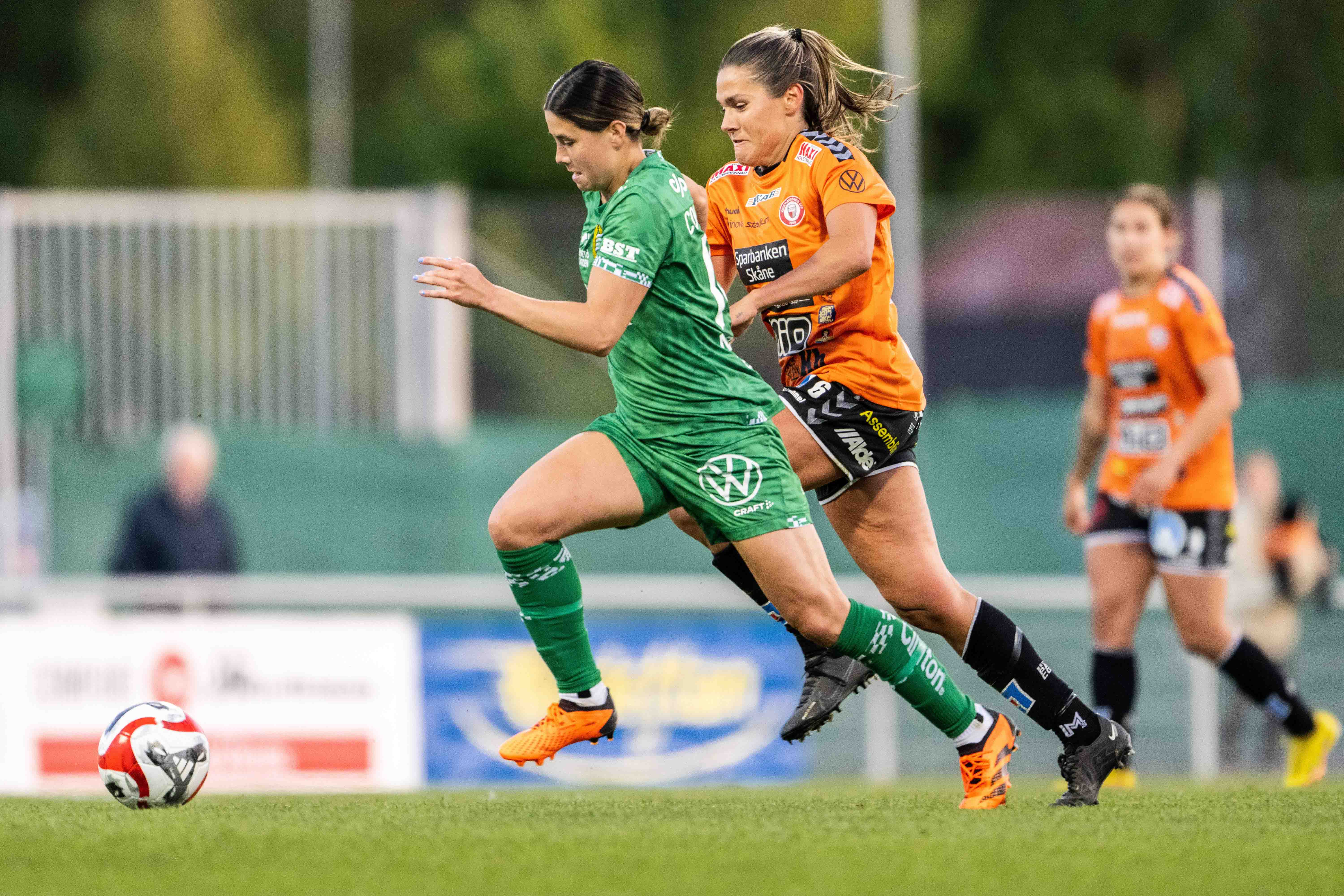 ammarbys Kyra Cooney Cross og Kristianstads Carly Wickenheiser under Damallsvenskan fotballkamp mellom Kristianstad og Hammarby 29. mai 2023 i Kristianstad.