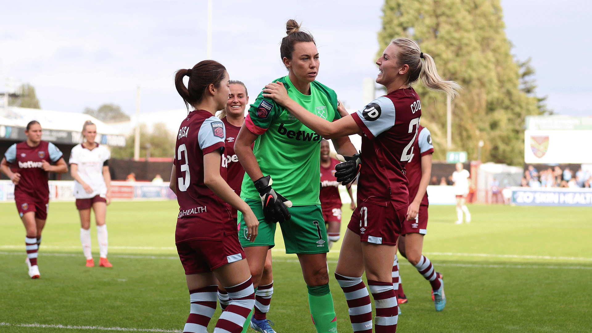 West Ham goalkeeper Mackenzie Arnold celebrates with her team mates after saving a penalty. (Photo: Jacques Feeney / Offside.)