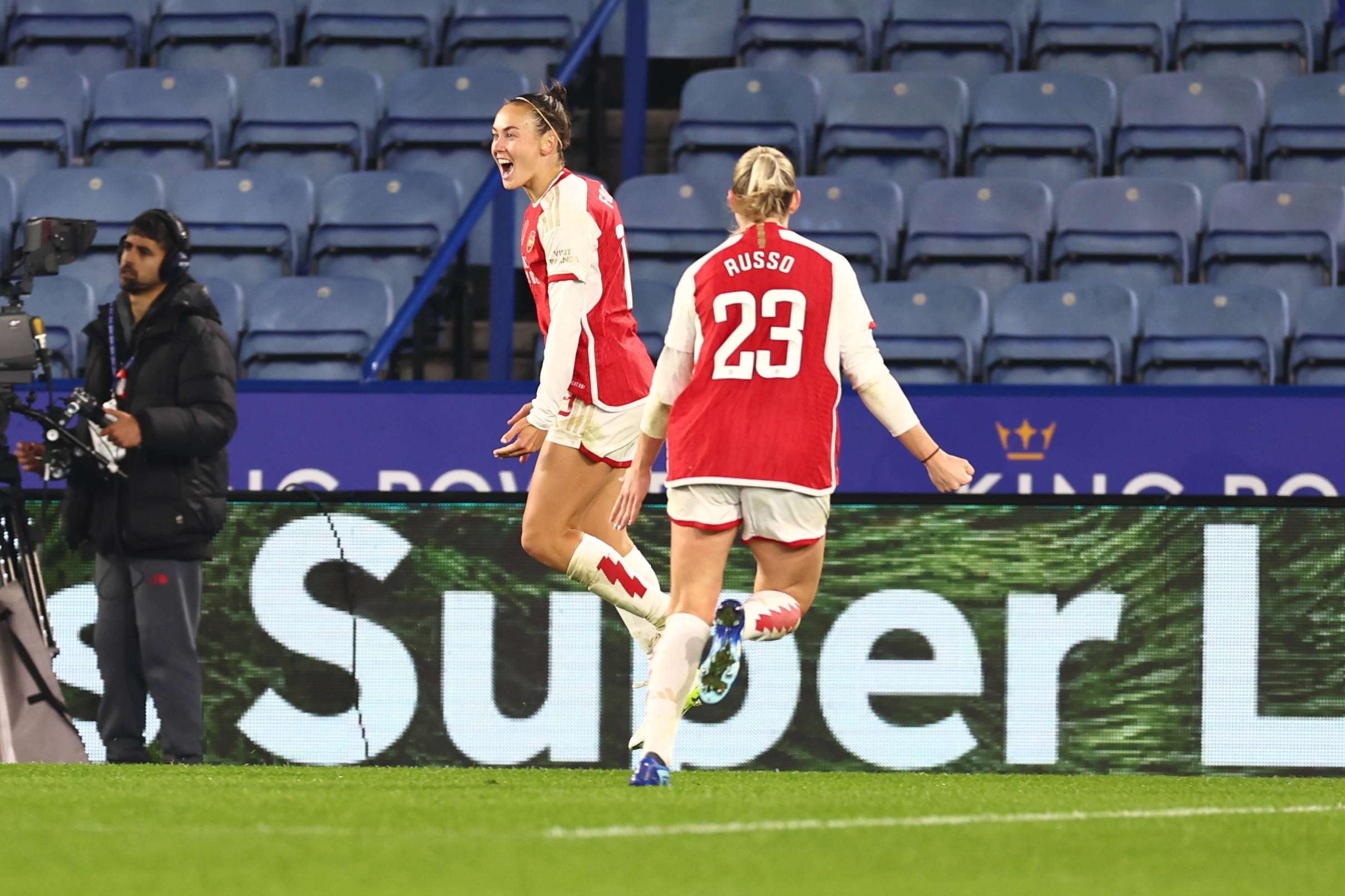 Arsenal players celebrate Arsenal forward Caitlin Foord (19) scoring during the FA Women s Super League match between Leicester CIty Women and Arsenal Women FC at the King Power Stadium, Leicester, England on 12 November 2023.