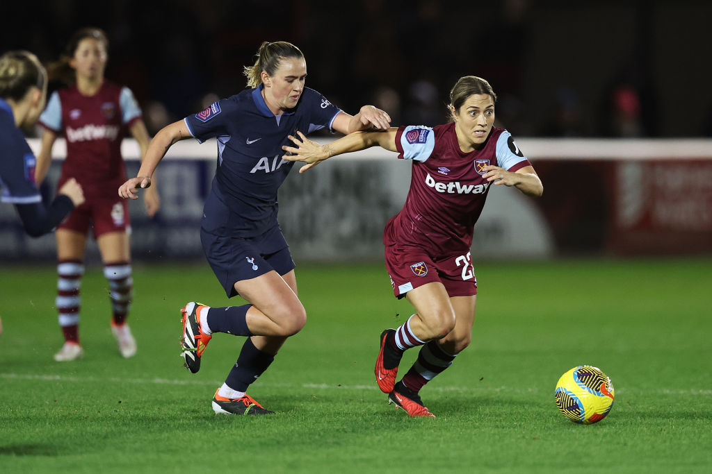 Katrina Gorry of West Ham United runs with the ball whilst under pressure from Grace Clinton of Tottenham Hotspur during the Barclays Women´s Super League match between West Ham United and Tottenham Hotspur at Chigwell Construction Stadium on January 21, 2024 in Dagenham, England. (Photo by Richard Pelham/Getty Images)