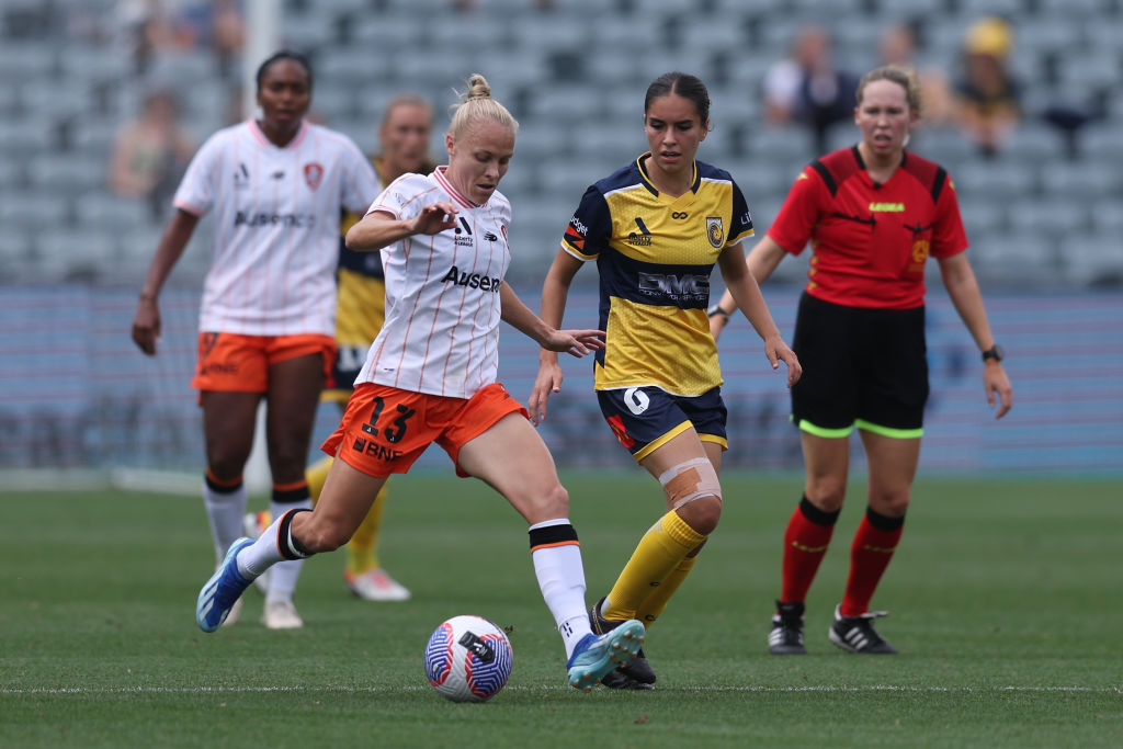 GOSFORD, AUSTRALIA - NOVEMBER 12: Tameka Yallop of the Roar kicks the ball during the A-League Women round four match between Central Coast Mariners and Brisbane Roar at Industree Group Stadium, on November 12, 2023, in Gosford, Australia. (Photo by Scott Gardiner/Getty Images)