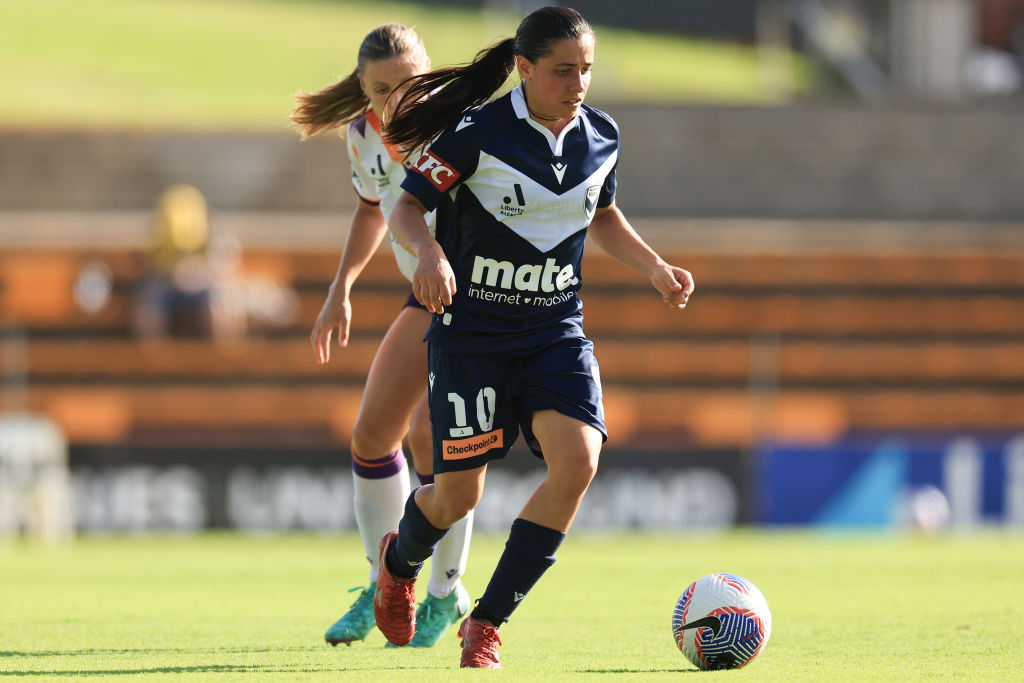 SYDNEY, AUSTRALIA - JANUARY 12: Alexandra Chidiac of Victory controls the ball during the A-League Women round 12 match between Melbourne Victory and Perth Glory at Leichhardt Oval, on January 12, 2024, in Sydney, Australia. (Photo by Mark Evans/Getty Images)