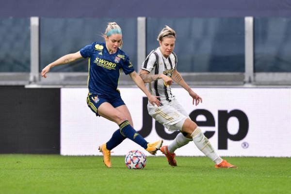Ellie Carpenter takes on Juventus in the Champions League 