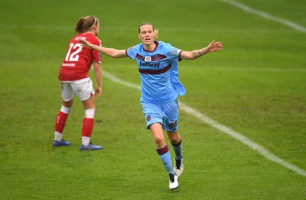 Emily van Egmond scores for West Ham