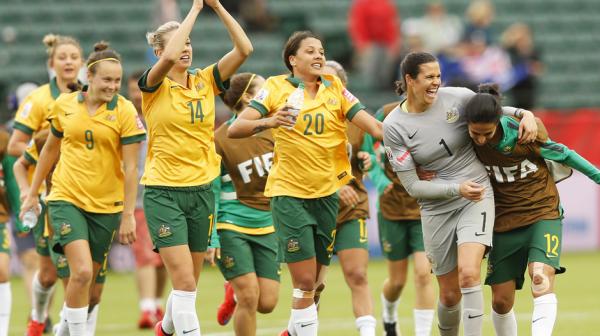 Matildas players acknowledge the crowd after their 1-1 draw with Sweden.